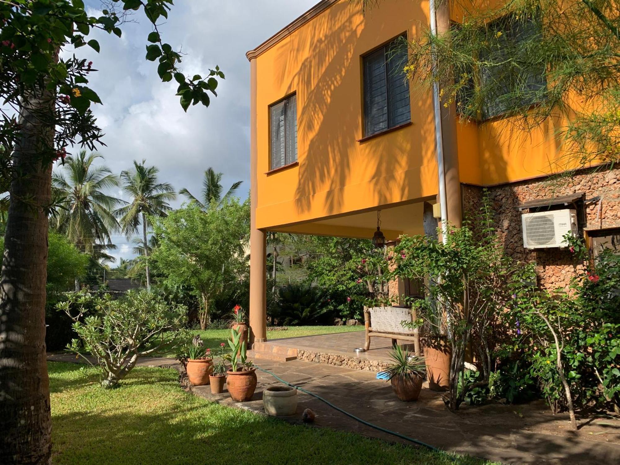 Lions Home Diani Beach Esterno foto